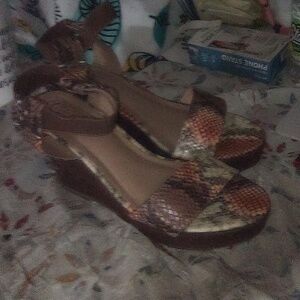Comfort 1946 Gold Snakeskin wedges size 9